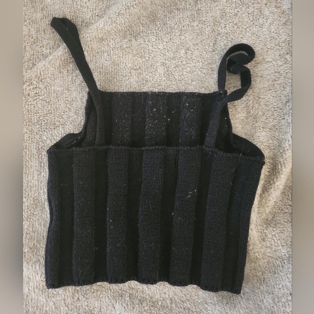 UO Black Cropped Tank